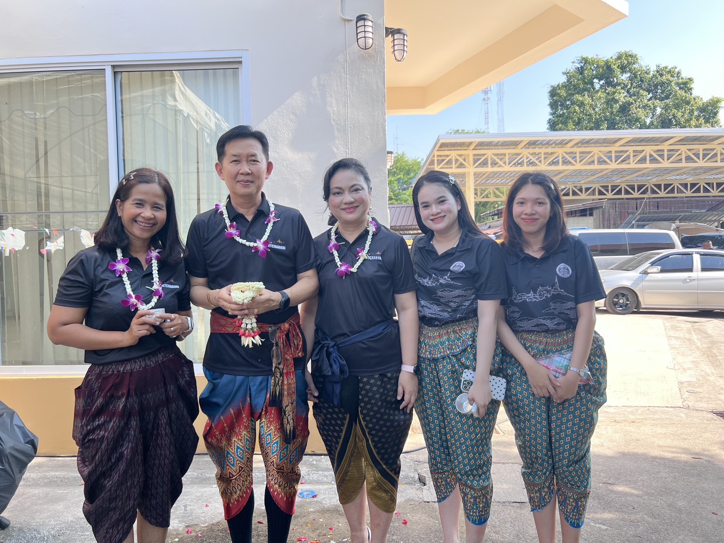 title - ปฏิรูปที่ดินจังหวัดเพชรบุรี พร้อมด้วยเจ้าหน้าที่ ส.ป.ก.เพชรบุรี ร่วมพิธีรดน้ำขอพรผู้บริหารจังหวัด เพื่อเสริมความเป็นสิริมงคลเนื่องในโอกาสต้อนรับปีใหม่ไทย 2569 และเพื่ออนุรักษ์และสืบสานประเพณีสงกรานต์อันดีงามของไทย